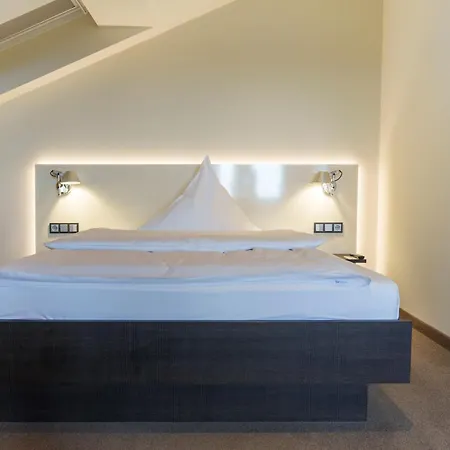 Отель Am Berg Esslingen Эсслинген